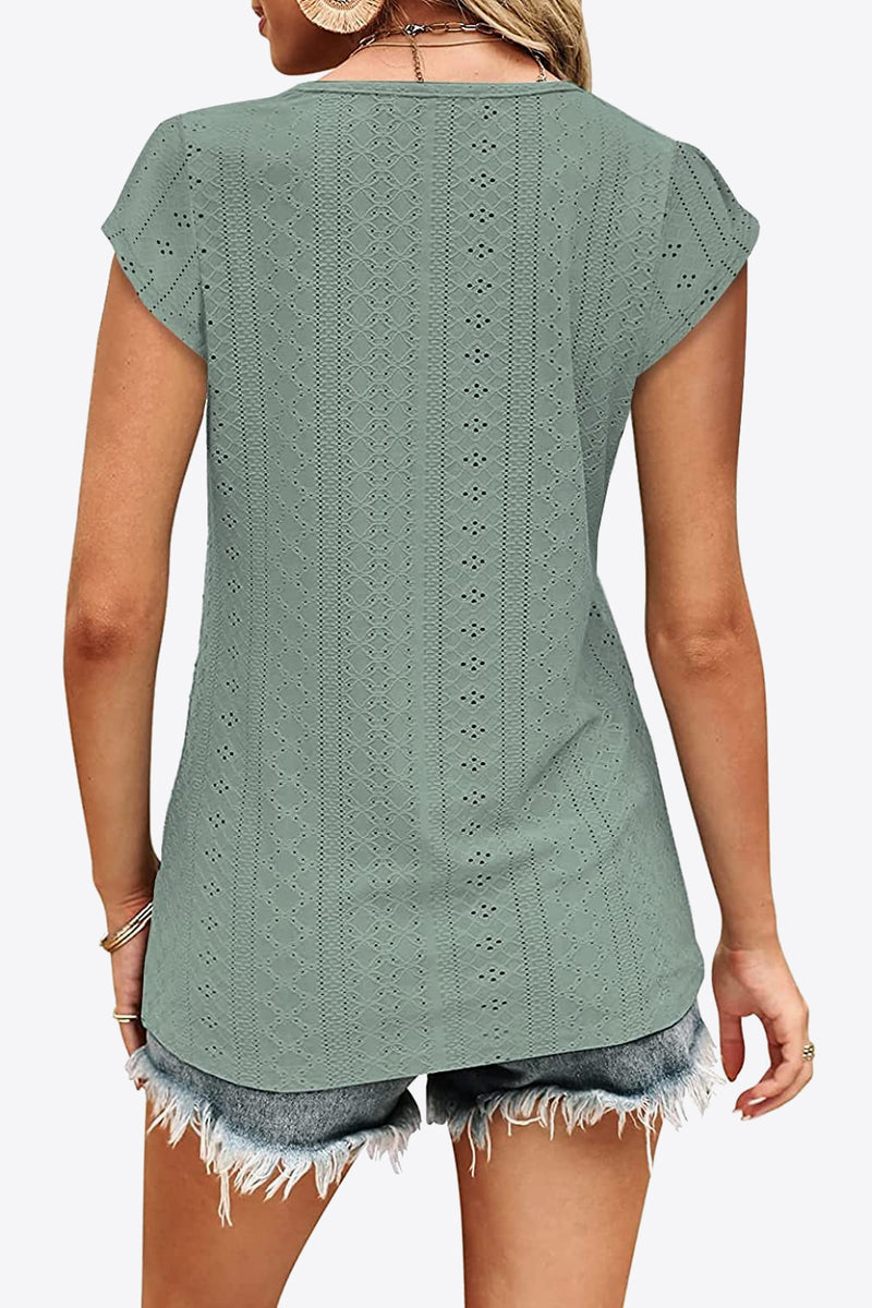Camiseta con cuello en V en contraste con ojales