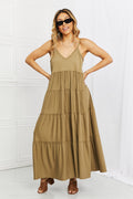 Vestido escalonado con tirantes finos de tamaño completo de Zenana con bolsillos en color caqui