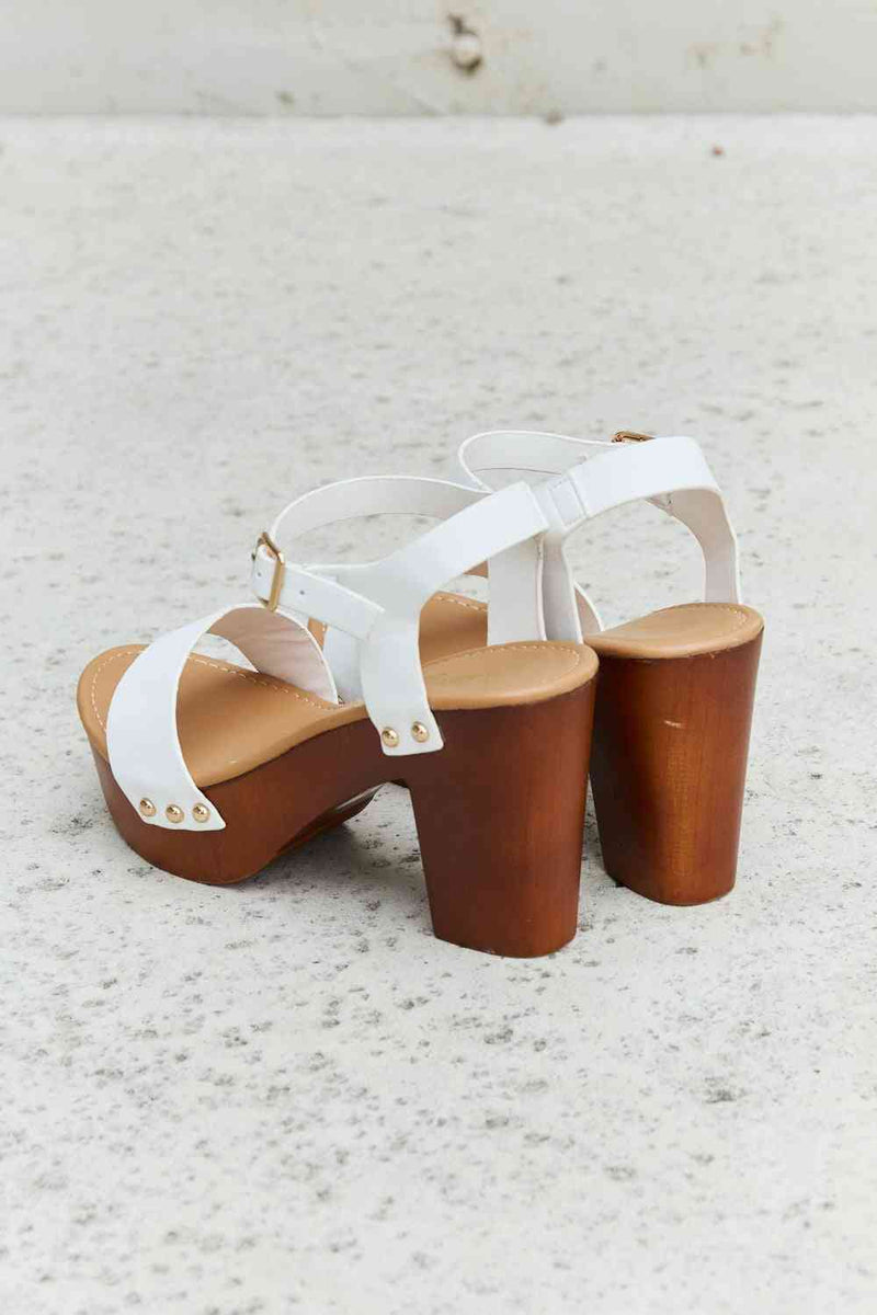 Tacones con correa y plataforma de madera Time After Time de DDK