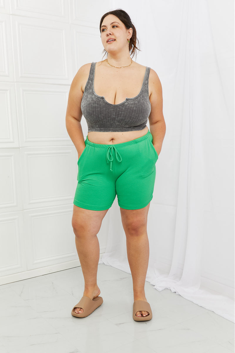 Blumin Apparel Too Good Short côtelé pleine taille en vert