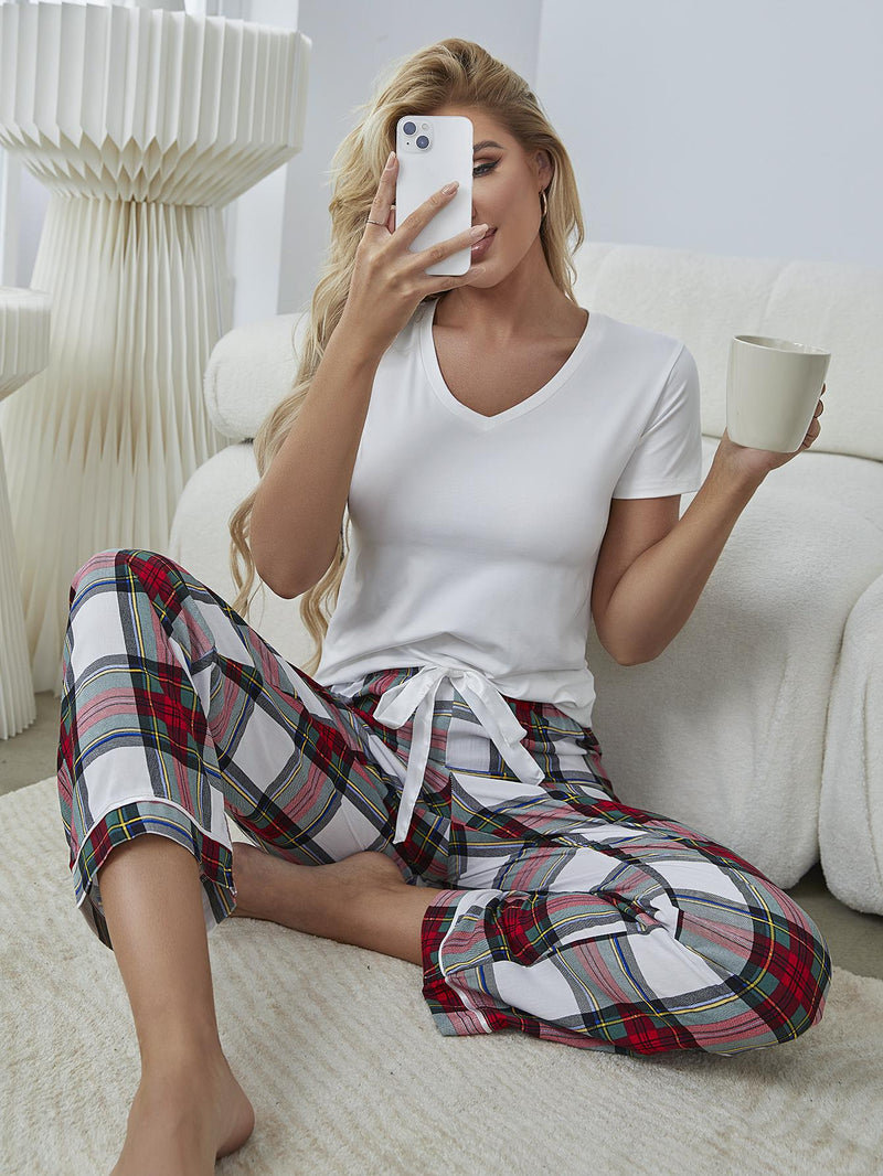 Ensemble de détente avec t-shirt à col en V et pantalon à carreaux